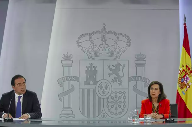 El ministro de Asuntos Exteriores, Unión Europea y Cooperación, José Manuel Albares, y la ministra de Defensa, Margarita Robles, durante una rueda de prensa conjunta. Imagen de archivo. 4 de abril de 2023