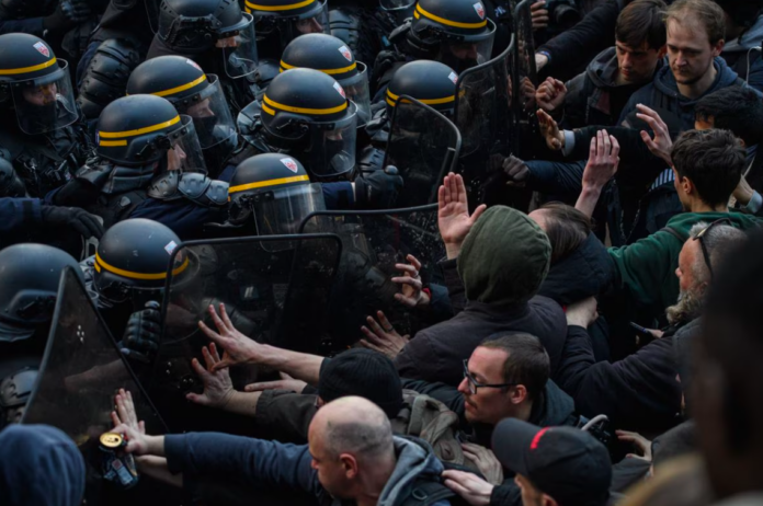 Enfrentamientos entre las fuerzas de seguridad y los manifestantes, este viernes en París. Imagen recogida de Agencia Europa Press