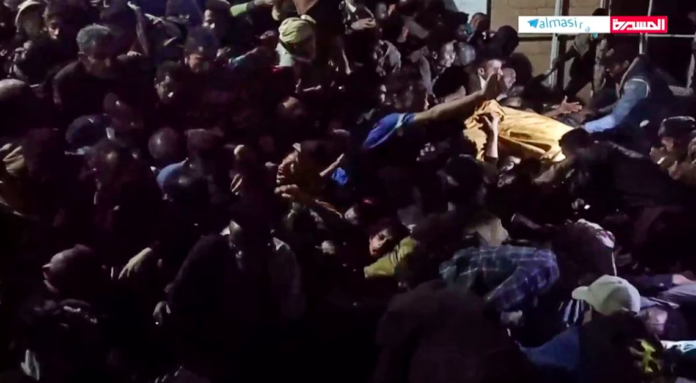 Captura de un vídeo emitido por el canal de televisión Al Masirah en el que se ve a decenas de personas atrapadas en la estampida