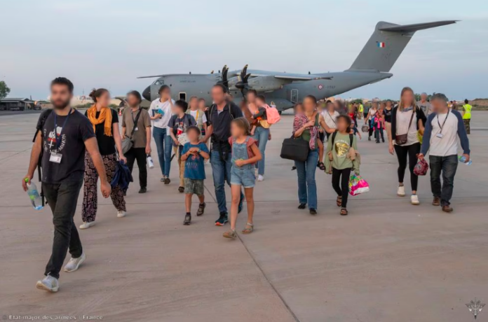 Ciudadanos franceses y europeos evacuados en un avión A400M el Ejército del Aire francés desembarcan en Yibuti este domingo. Imagen recogida de ASSOCIATED PRESS/LAPRESSE (ASSOCIATED PRESS/LAPRESSE)