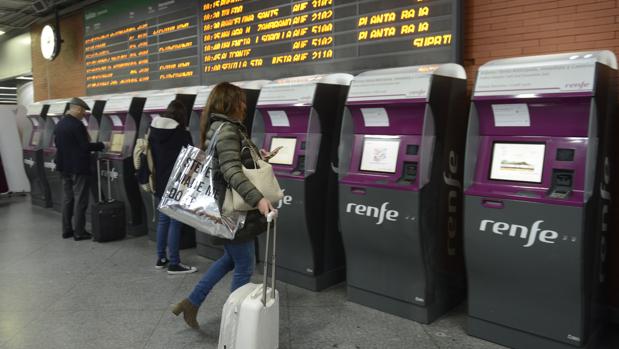 Persona comprando billetes RENFE