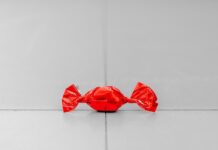 Un agente de Policía Local auxilia a un niño atragantado con un caramelo durante una procesión en Villarrobledo